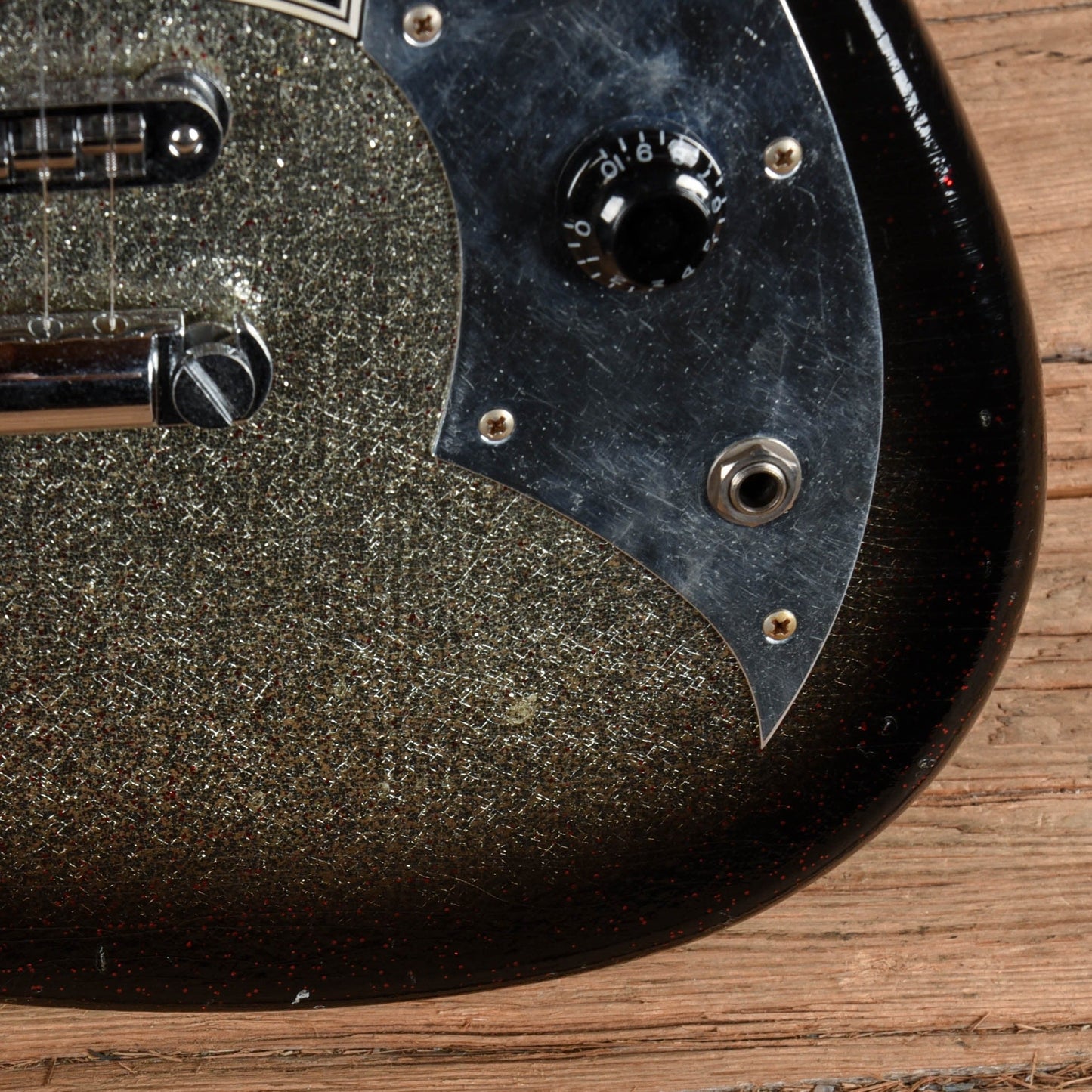 Novo Serus H2 Silver Sparkle over Bull Black