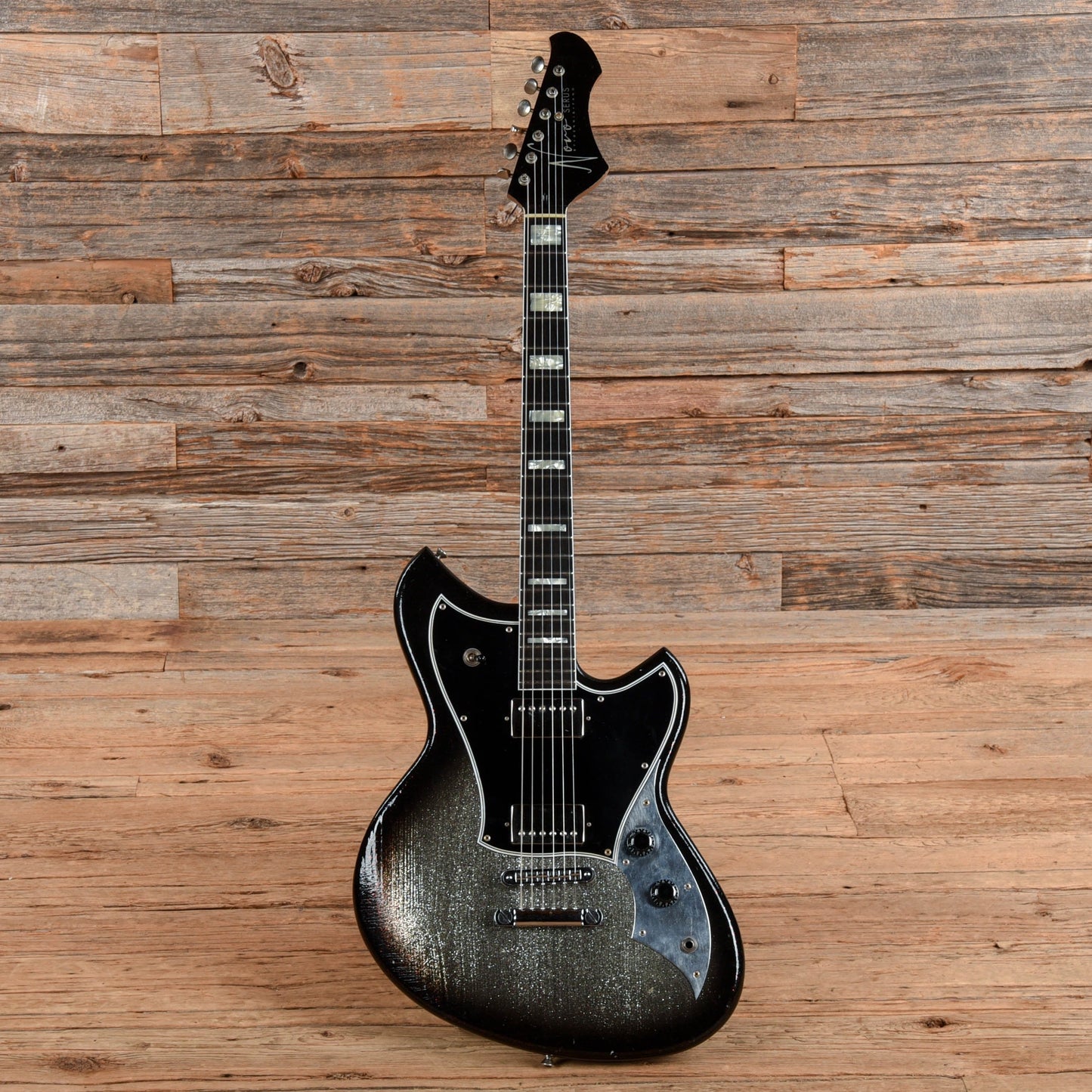 Novo Serus H2 Silver Sparkle over Bull Black