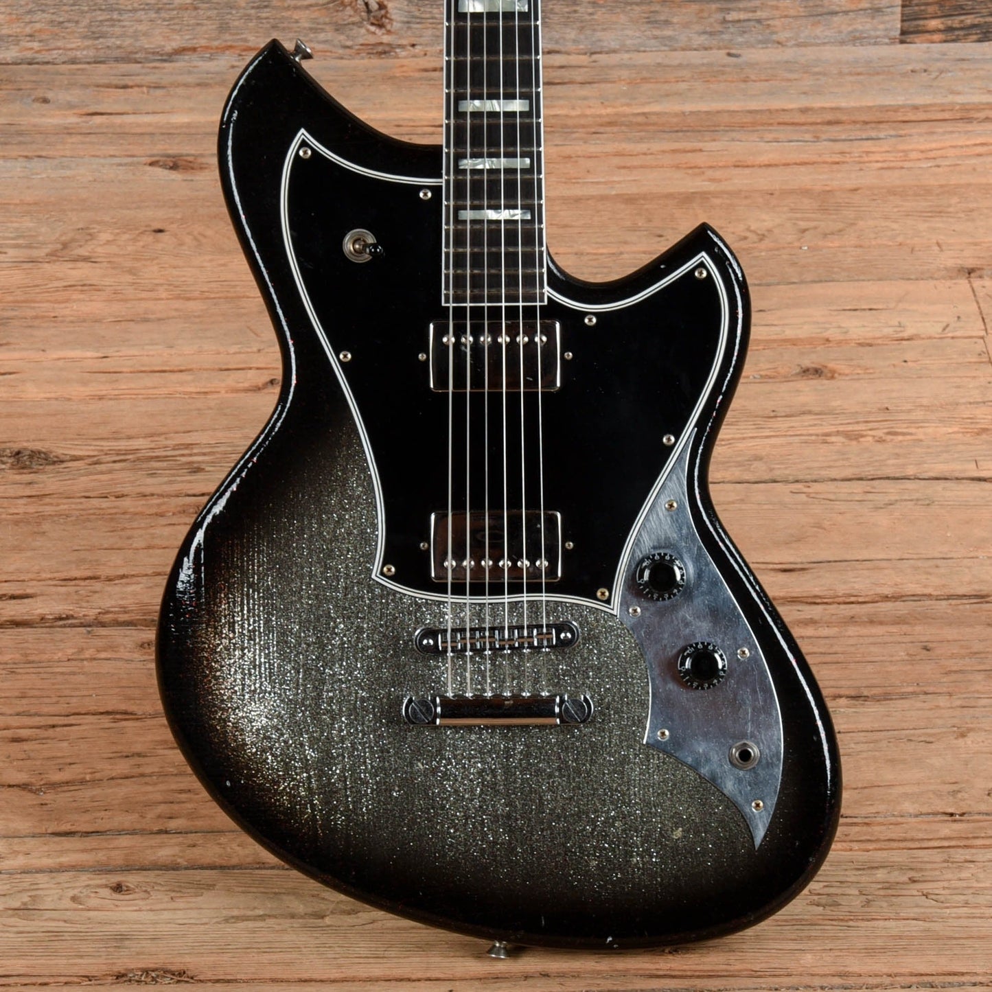 Novo Serus H2 Silver Sparkle over Bull Black