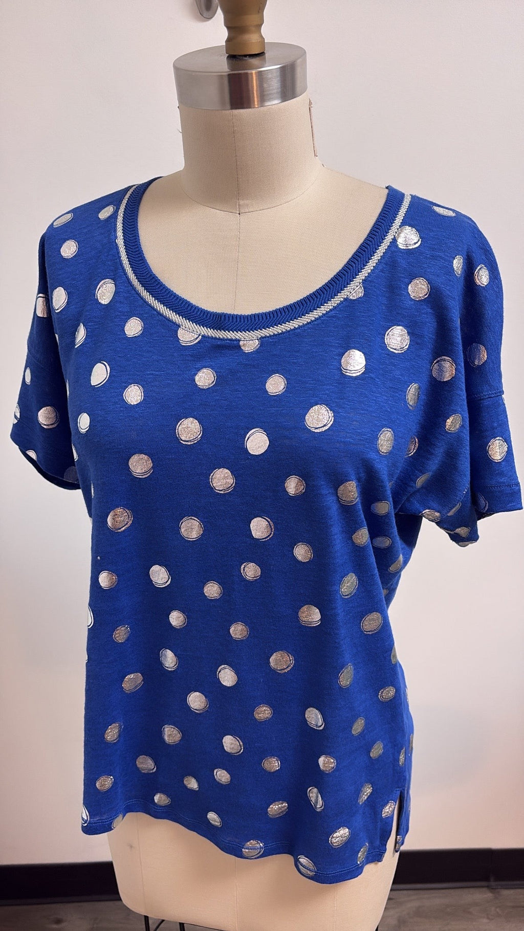 New Chico's Blue Foil Dot Top, M