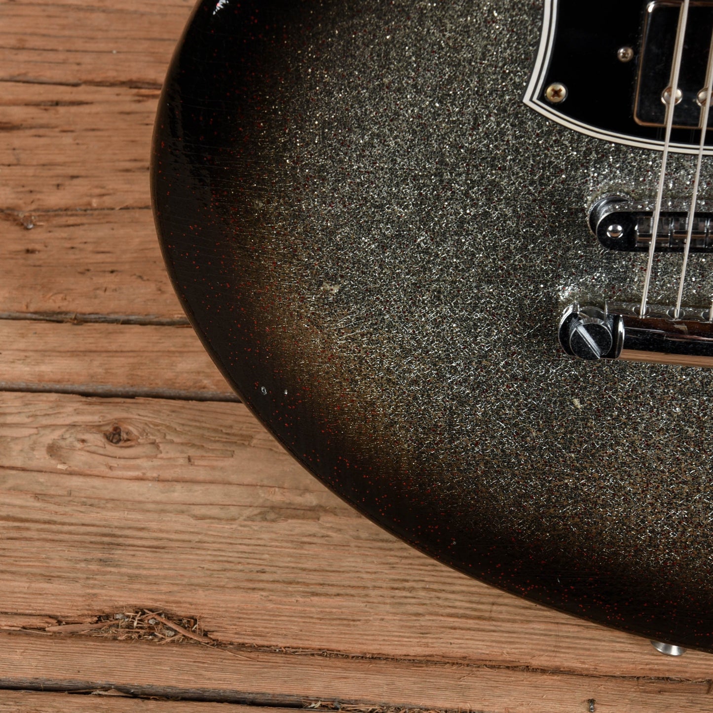 Novo Serus H2 Silver Sparkle over Bull Black